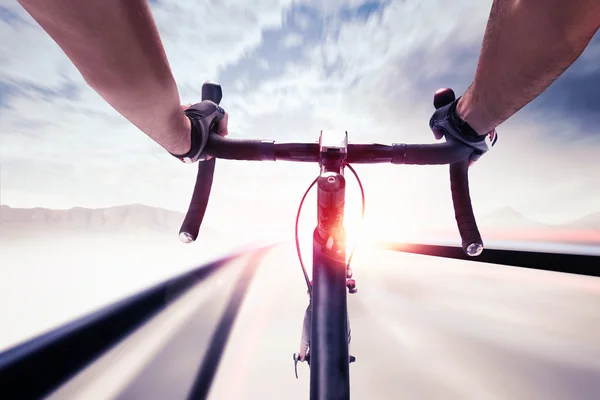 Ciclista montando por carretera —  Fotos de Stock