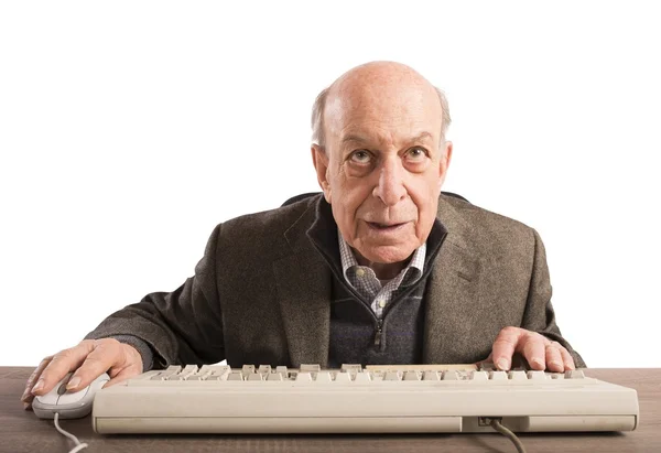 Nerd de edad avanzada trabajando en la computadora — Foto de Stock