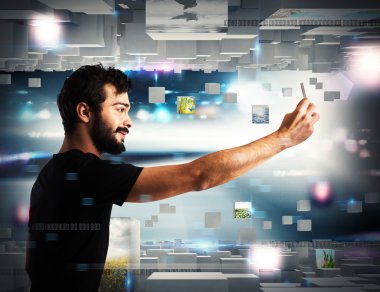 Cep telefonlu genç adam.