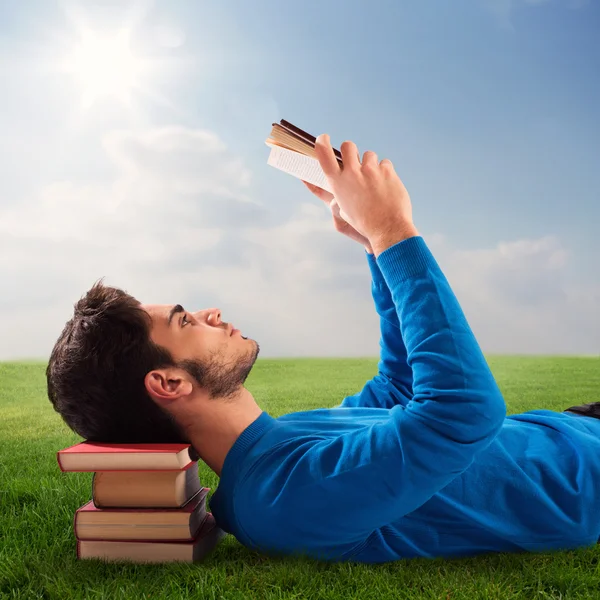 Menino relaxa com um livro — Fotografia de Stock