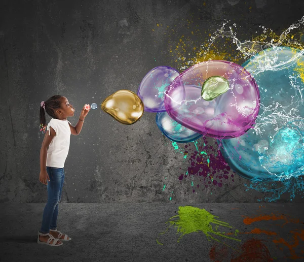 Malá holka dělá mýdlové bubliny — Stock fotografie