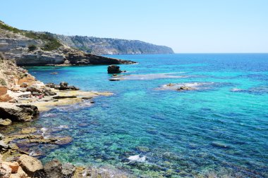 Plaj ve turkuaz su adada Mallorca, İspanya