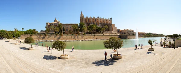 MALLORCA, SPAGNA - 30 MAGGIO: I turisti si trovano vicino alla Cattedrale di Santa Maria di Palma il 30 maggio 2015 a Maiorca, Spagna. Si prevede che fino a 60 milioni di turisti visiteranno la Spagna nel 2015 . — Foto Stock