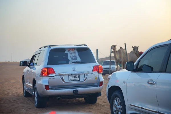 DUBAI, SAE - 12. ZÁŘÍ: Dubajský pouštní výlet v terénním autě je hlavní turistickou atrakcí v Dubaji 12. září 2013 v Dubaji, SAE — Stock fotografie