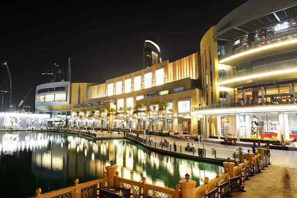 DUBAI, EAU - 9 DE SEPTIEMBRE: El Dubai Mall es el centro comercial más grande del mundo. Se encuentra en el complejo Burj Khalifa y tiene 1200 tiendas en el interior el 9 de septiembre de 2013 en Dubai, Emiratos Árabes Unidos — Foto de Stock