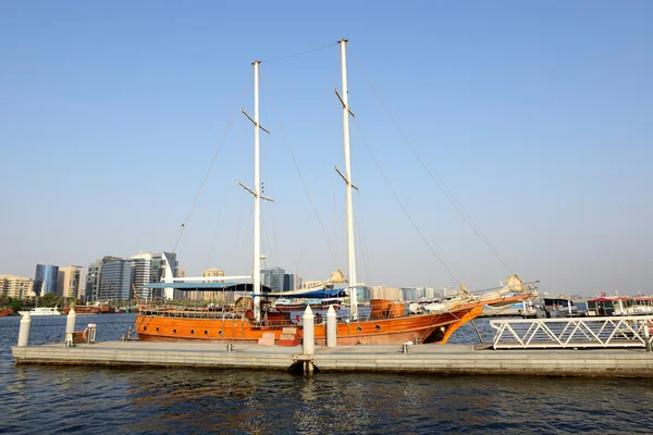 The wooden yacht is in a port of Dubai Creek, United Arab Emirates — Stock Photo, Image