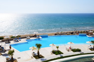 Patronikoleika, Yunanistan - 10 Haziran: Lüks otel ve turistler enjoing plaj 10 Haziran 2013 Patronikoleika, Yunanistan kendi tatil. Kadar 16 milyon turist Yunanistan yıl 2013 ziyaret etmesi bekleniyor.
