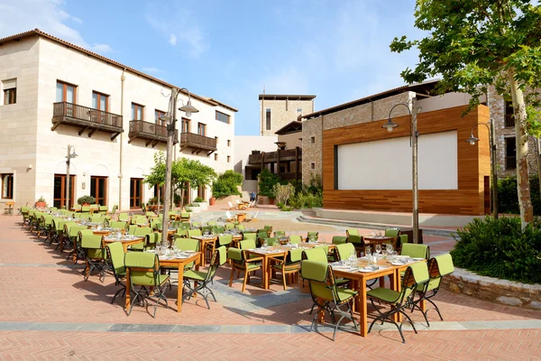 El restaurante al aire libre en el hotel de lujo, Peloponnes, Grecia — Foto de Stock