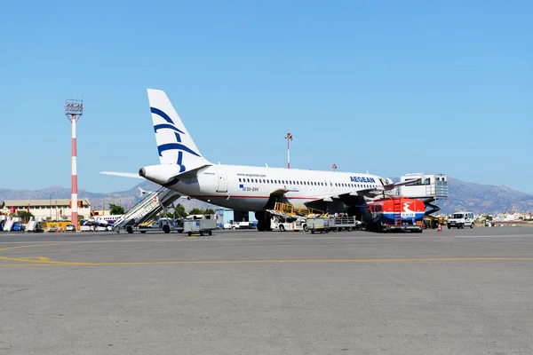 IRAKLION, GREEES - MAI 20: The aircraft of Aegean Airlines taking maintenance at Iraklion Airport on Mai 20, 2014 in Iraklion, Greece. Up to 16 mln tourists is expected to visit Greece in year 2014. — Stock Photo, Image
