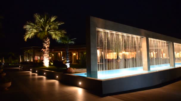 Palmboom in nachtverlichting in het luxe hotel, Halkidiki, Griekenland — Stockvideo