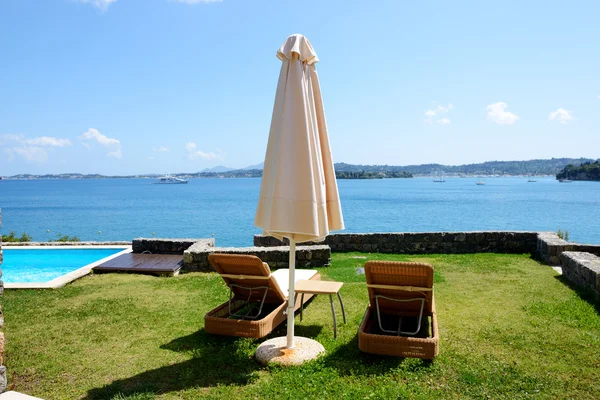 Piscina en villa de lujo, isla de Corfú, Grecia —  Fotos de Stock