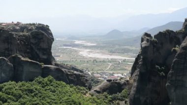 Holy Trinity ve Kalambaka kasaba, Meteora, Yunanistan Manastırı üzerinde göster