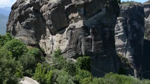 Panning sul Monastero della Santissima Trinità, Meteora, Grecia — Video Stock