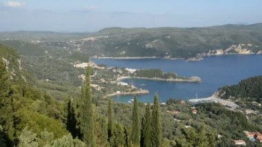 Bir kalp şeklinde ve beach, Corfu, Yunanistan bir koyda görünümü kaydırma