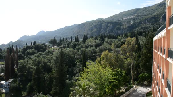 La vista sulle montagne, cipressi e ulivi nell'isola di Corfù, Grecia — Video Stock