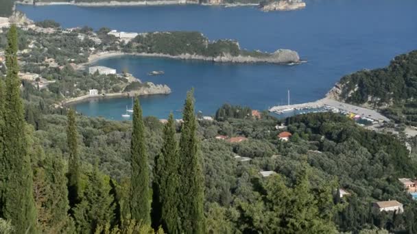 Panning the view on a bay in a heart shape and beach, Corfu, Grécia — Vídeo de Stock