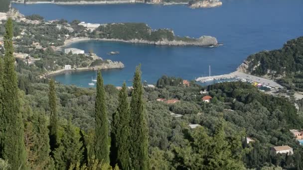 Panorámica de la vista de una bahía en forma de corazón y playa, Corfú, Grecia — Vídeos de Stock