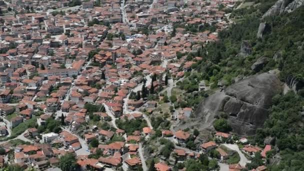 Panorering Kalambaka staden och rock, Meteora, Grekland — Stockvideo