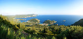 der Blick auf eine Bucht in Herzform und Strand, Korfu, Griechenland