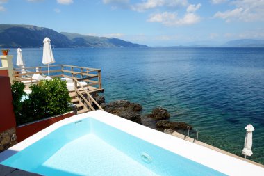Lüks otel, Korfu, Yunanistan 'daki sahil kenarında yüzme havuzu.