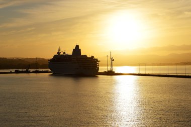 Gün batımı sırasında yolcu gemisi Korfu Port, Corfu Island, Gre
