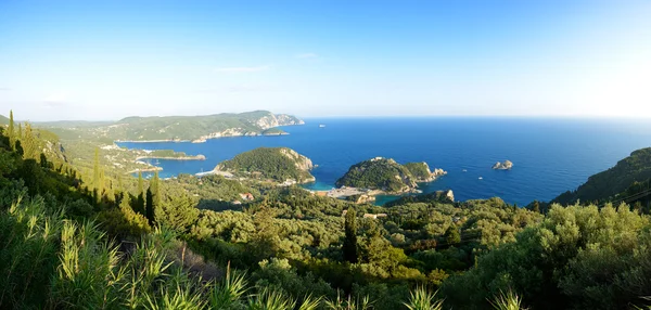 A vista sobre uma baía em forma de coração e praia, Corfu, Grécia — Fotografia de Stock