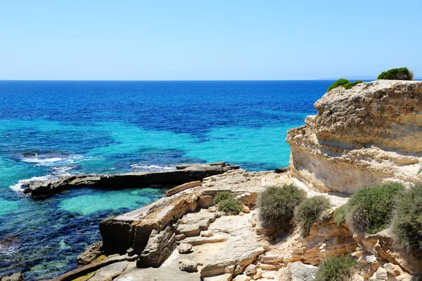 Plaj ve turkuaz su adada Mallorca, İspanya