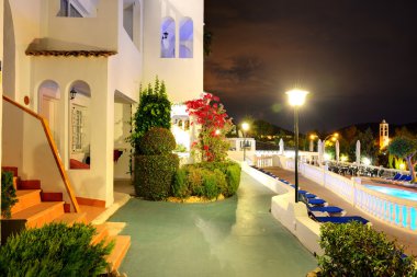 Gece aydınlatma, Mallorca Adası, İspanya daki lüks otel yüzme havuzunda