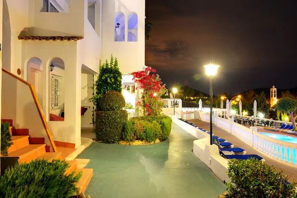 Piscina no hotel de luxo em iluminação noturna, ilha de Maiorca, Espanha — Fotografia de Stock