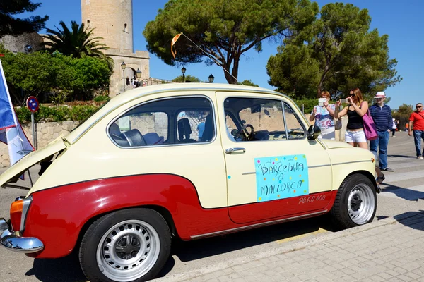 MALLORCA, SPAIN - MAY 30: The SEAT 600 classic car parade and tourists on May 30, 2015 in Mallorca, Spain. Up to 60 mln tourists is expected to visit Spain in year 2015. — Stock Photo, Image