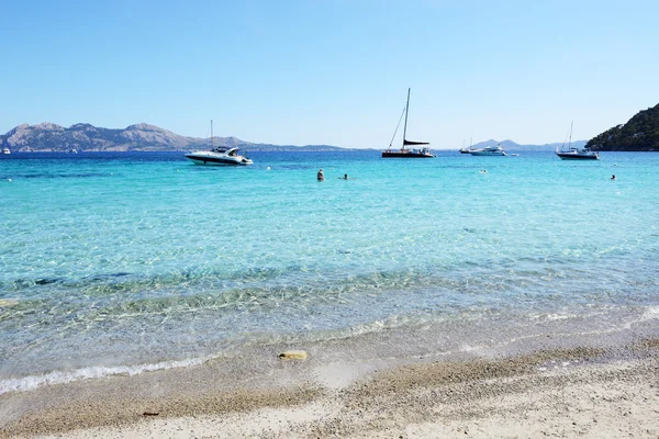 La playa y el agua turquesa en Mallorca isla, España — Foto de Stock