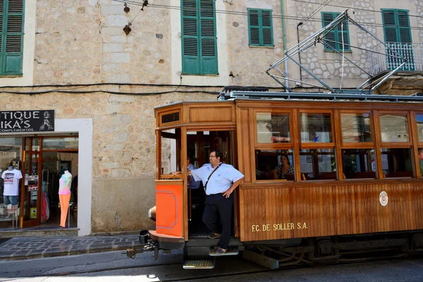 Mallorca, Spanje - 2 juni: De tram is op straat van Soller stad en toeristen zijn in openlucht restaurant op 2 juni 2015 in Mallorca, Spanje. Tot 60 mln toeristen wordt verwacht voor een bezoek aan Spanje in het jaar 2015. — Stockfoto