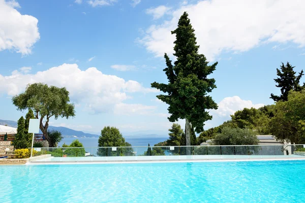 Svømmebasseng på luksushotell på Korfu Island i Hellas – stockfoto
