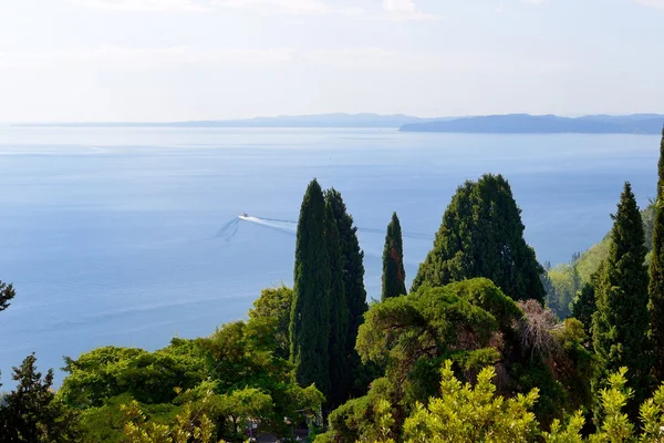 A vista do mar de Achilleion, ilha de Corfu, Grécia — Fotografia de Stock