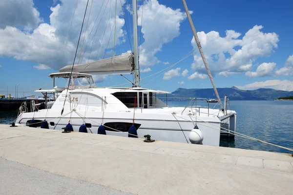 The sail yacht is in harbor, Corfu island, Greece — Stock Photo, Image