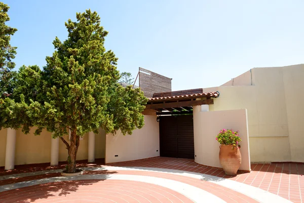 The entrance to villa and amphora with flowers at luxury hotel, — Stock Photo, Image