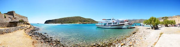 SPINALONGA, GREECE - 14 мая: Моторные яхты с туристами находятся вблизи острова Спиналонга 14 мая 2014 года в Спиналонге, Греция. До 16 млн туристов посетят Грецию в 2014 году. — стоковое фото
