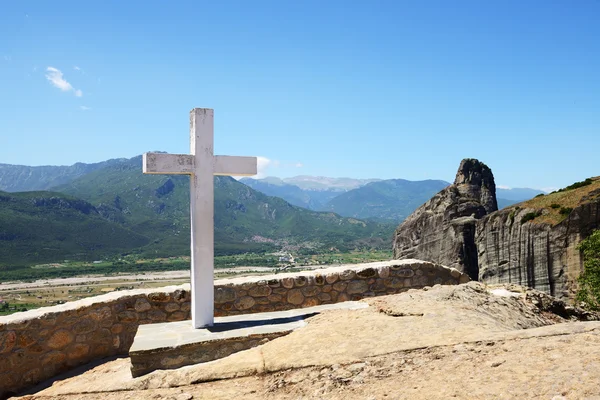 La croce è vicino Monastero della Santissima Trinità, Meteora, Grecia — Foto Stock