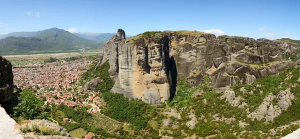 Il panorama della città di Kalampaka e Meteora, Grecia — Foto Stock