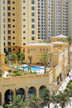 DUBAI, BAE - 12 Eylül 2013 'te Jumeirah Beach Residence, Dubai, Birleşik Arap Emirlikleri' nde yürüyüş. Basra Körfezi boyunca 3 kilometre uzunluğundaki yapay kanal kentinde..