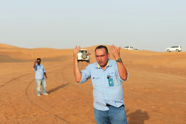 DUBAI, Emirados Árabes Unidos - SETEMBRO 12: A viagem ao deserto de Dubai em carro off-road é a principal atração turística em Dubai em 12 de setembro de 2013 em Dubai, Emirados Árabes Unidos — Fotografia de Stock