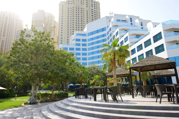 La terraza al aire libre en el hotel de lujo, Dubai, Emiratos Árabes Unidos —  Fotos de Stock