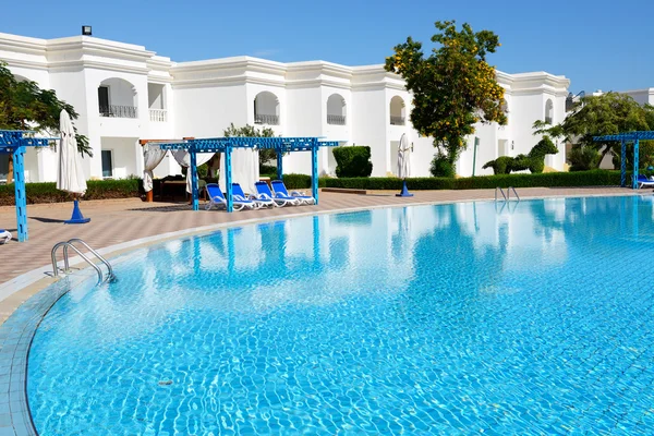 A medence mellett, a luxus hotel, Sharm el Sheikh, Egyiptom — Stock Fotó