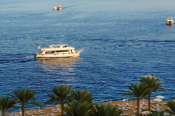 Pôr do sol na Baía de Naama, Mar Vermelho e iates a motor, Sharm el Sheikh , — Fotografia de Stock