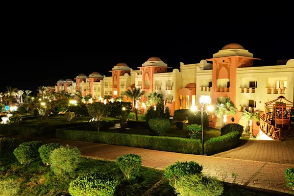 El edificio del hotel de lujo en la iluminación nocturna, Hurghada, Eg. — Foto de Stock