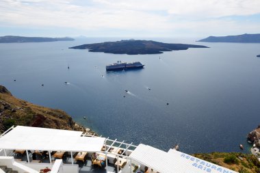Fira, Yunanistan - 17 Mayıs: fira town ve turistler üzerinde 17 Nisan 2014 yılında fira, Yunanistan kendi tatil keyfi görünümü. kadar 16 milyon turist Yunanistan 2014 yılında ziyaret etmesi bekleniyor.
