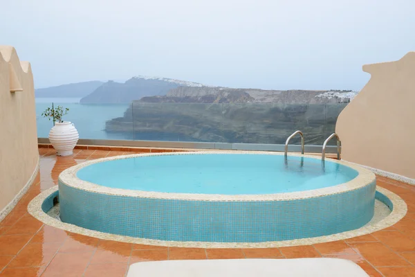 La piscina con vistas al mar con jacuzzi, isla de Santorini, Grecia — Foto de Stock