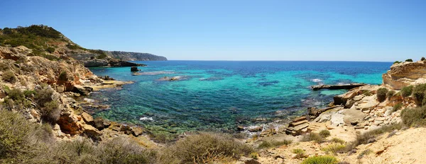 La baie et l'eau turquoise sur l'île de Majorque, Espagne — Photo