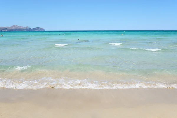 A praia na região de Alcudia, Maiorca, Espanha — Fotografia de Stock