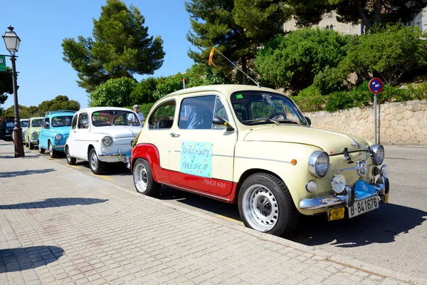 MALLORCA, ESPAÑA - 30 DE MAYO: El desfile de coches clásicos SEAT 600 y los turistas el 30 de mayo de 2015 en Mallorca, España. Hasta 60 millones de turistas visitarán España en el año 2015 . — Foto de Stock